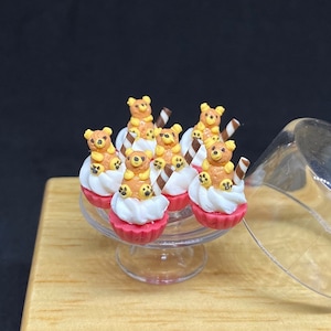 5個。ミニチュアリトルベアカップケーキ、ミニチュアケーキ、ミニチュアベーカリー、ミニチュアスイーツ、ドールハウスケーキ、カップケーキ