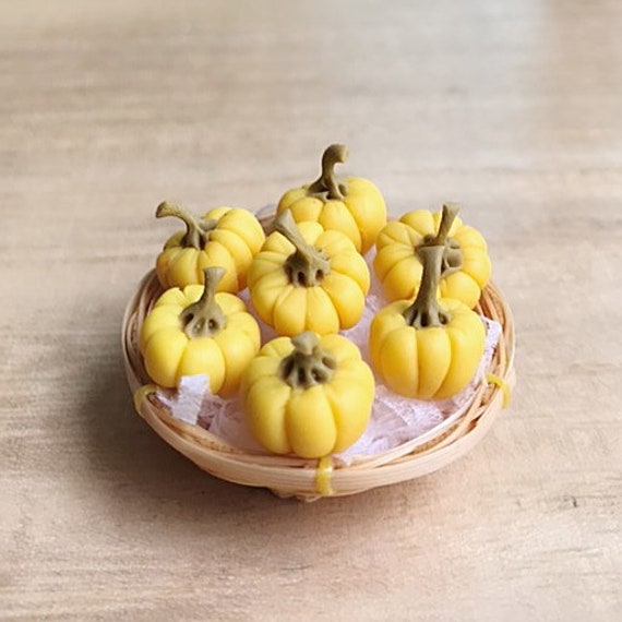 Miniature Pumpkins in the Basket,miniature Pumpkin,dollhouse
