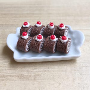 Miniature cake roll on ceramic tray,Miniature cakes,Miniature sweet,Miniature food,Dollhouse food,Dollhouse cakes