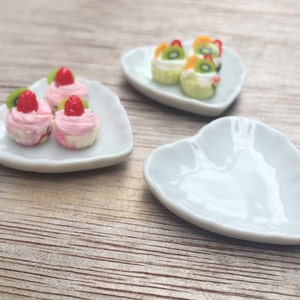 5pcs. Miniature plate,mini ceramic plate,miniature food plate,cake plate,small plate,dollhouse plate,dollhouse miniarue plate,Miniature DIY