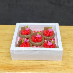 Miniaturowy placek truskawkowy w drewnianej tacy, Miniaturowe owoce, Miniaturowy placek czekoladowy z owocami, Piekarnia domków dla lalek, Torty czekoladowe
