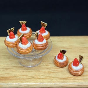 Miniatuuraardbeienbrood, miniatuurbakkerij, poppenhuis en miniatuur, miniatuur snoepje, miniatuurbrood, miniatuurvoedsel, poppenhuisvoedsel, poppen