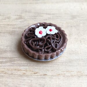 Miniaturowe ciasto czekoladowe na aluminiowej tacy, ciasto domek dla lalek, miniaturowe ciasto, miniaturowe słodkie, piekarnia domek dla lalek, miniaturowe sztuczne jedzenie