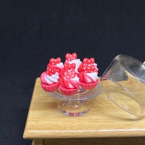 8 pcs.Miniature Strawberry Cakes, Miniature Cakes, Miniature Bakery, Miniature Sweets, Dollhouse cakes, Miniature Cupcakes