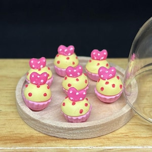 8 pcs. Miniature Cupcakes, Miniature Cakes, Miniature Bakery ,Miniature Sweets, Dollhouse cake, miniature Heart, Strawberry Cakes