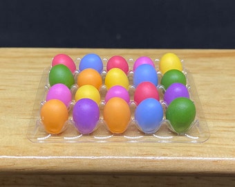 Mix paaseieren in doorzichtige plastic eiertray, miniatuur eieren, poppenhuis paaseieren, miniatuur paaseieren, miniatuur plastic dienblad met paaseieren