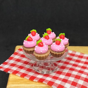 8 Stück Miniatur Erdbeer Cupcakes, Miniatur Süßigkeiten, Puppenhaus Essen, Miniaturbäckerei, Miniatur Kuchen, Puppenhaus Cupcakes, Erdbeere