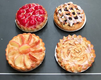 アルミトレイのミニチュアフルーツパイ4個セット、ドールハウスパイ、ミニチュアパイ、ミニチュアスイーツ、ミニチュアブルーベリーパイ、アップルパイ、チェリーパイ