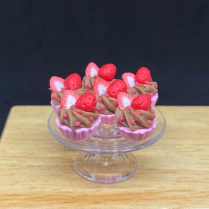 8 pcs.Miniature Strawberry Cakes,Miniature Chocolate Cakes,Miniature Bakery,Miniature Sweet,Dollhouse cake,miniature Food,Strawberry