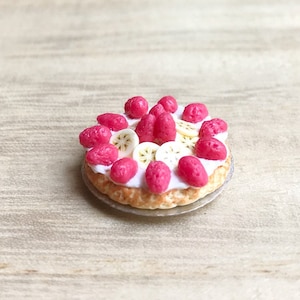 Miniaturowe ciasto truskawkowo-bananowe na aluminiowej tacy, ciasto w kształcie domku dla lalek, miniaturowe ciasto, miniaturowe słodkie, piekarnia w kształcie domku dla lalek, miniaturowe sztuczne jedzenie