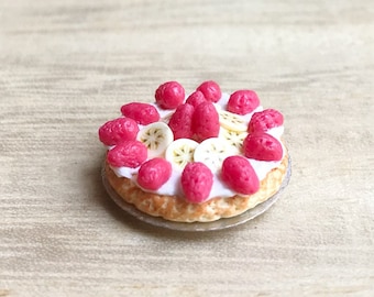 Miniature Strawberry and Banana Pie on Aluminum Tray,Dollhouse Pie,Miniature Pie,Miniature Sweet,Dollhouse Bakery,Miniature Fake food