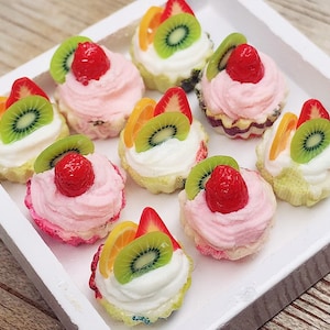 8 pcs.Mix Miniature fruit Cupcake,Miniature Strawberry cake,Miniature cupcakes,miniature sweet,miniature bakery,Dolls house,Dollhouse food