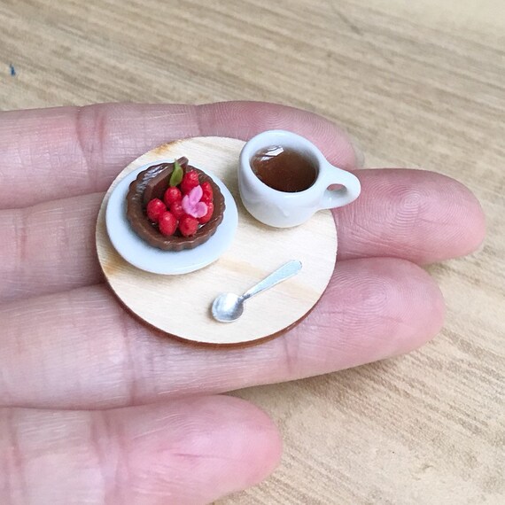 ミニチュアフルーツケーキとコーヒーセットが木製トレイに。ミニチュア 