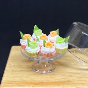 ミニチュアグリーンローズカップケーキ、ミニチュアオレンジローズケーキ、ミニチュアカップケーキ、ミニチュアスイーツ、ミニチュアベーカリー、ドールハウスフード8個入り