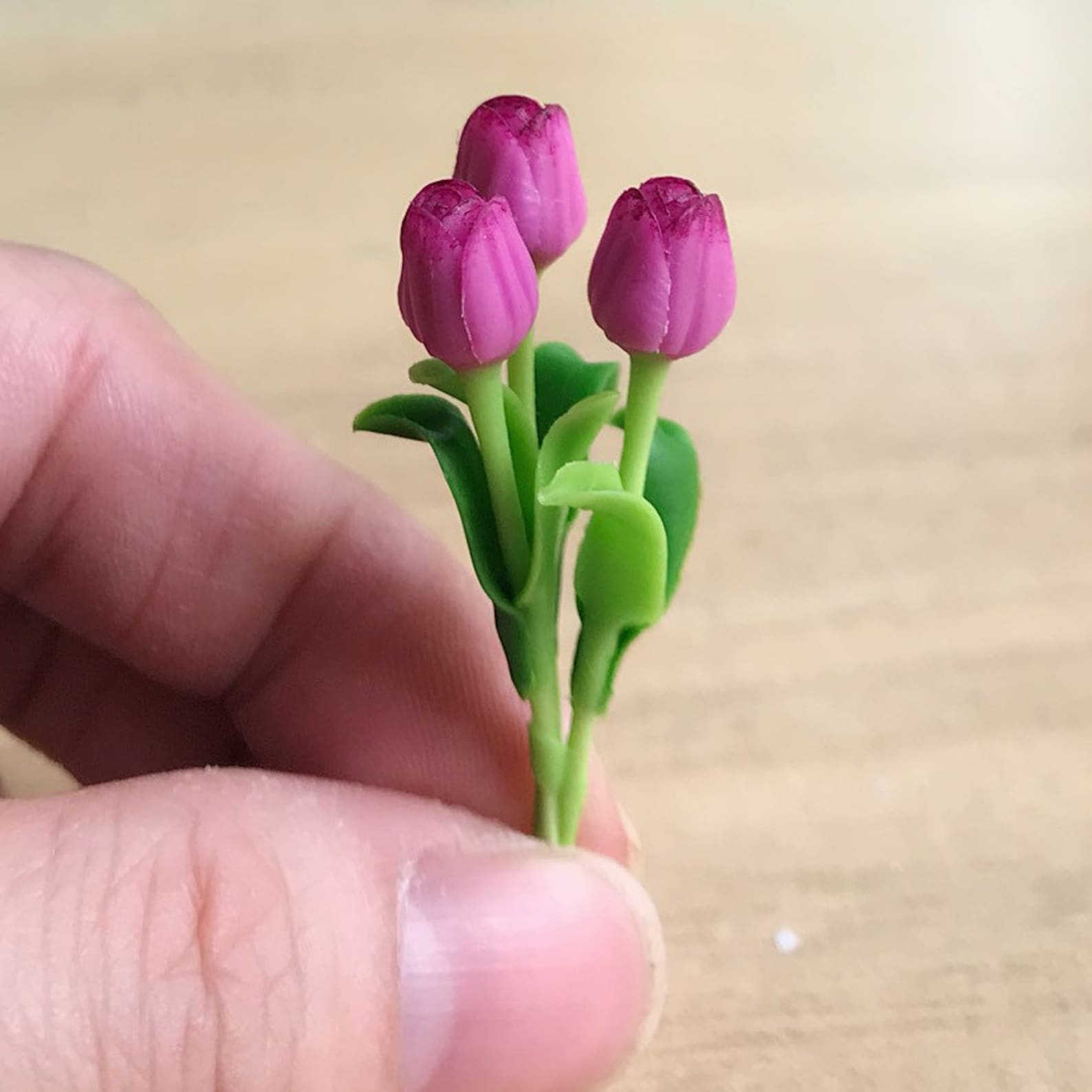 брошь тюльпан полимерная глина. тюльпаны из холодного фарфора. тюльпаны из полимерной глины мастер класс. украшения с тюльпанами из полимерной глины. тюльпан из глины.