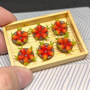 Miniaturowe ciasto truskawkowe w drewnianej tacy, Miniaturowe ciasta, Miniaturowe jedzenie, Miniaturowe ciasta owocowe, Piekarnia domków dla lalek, Ciasta czekoladowe