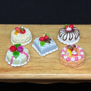 5pcs.Miniature Cakes,Miniature Sweets,Miniature Bakery,Dollhouse Cake,Miniature Food,Dollhouse Sweet,Dollhouse Bakery,Miniature Fruit Cake