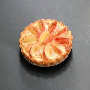 Miniatur Apfelkuchen auf Aluminium Tablett,Puppenhaus Torte,Miniatur Kuchen,Puppenhaus,Bäckerei