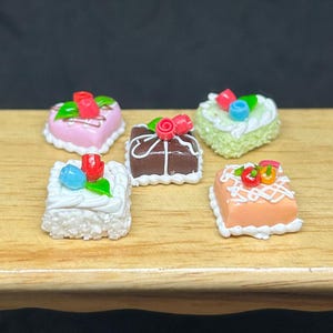 5pcs.Miniature Cake,Miniature Sweet,Miniature Bakery,Dollhouse Cake,Miniature Food,Dollhouse Sweet,Dollhouse Bakery,Miniature Cabochon