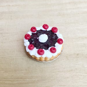 Miniaturowy placek z jagodami na aluminiowej tacy, placek w kształcie domku dla lalek, miniaturowy placek, miniaturowe słodkie, piekarnia w kształcie domku dla lalek, miniaturowe sztuczne jedzenie