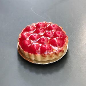 Miniaturowy placek wiśniowy na aluminiowej tacy, placek w domku dla lalek, miniaturowy placek, miniaturowe słodkie, piekarnia w domku dla lalek, miniaturowe sztuczne jedzenie