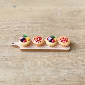 Miniatur Früchte Torte auf Holztablett,Miniatur Kuchen,Miniatur Kuchen,Puppenhaus Kuchen,Puppenhaus Torte