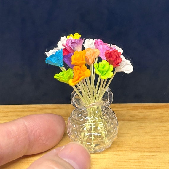 アクリル花瓶に入ったミニチュアのマルベリー紙の花、ミニチュアの花瓶