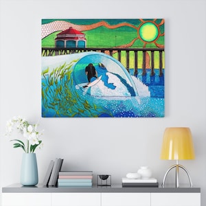 Könnte beinhalten: Ein farbenfrohes Gemälde eines Surfers, der auf einer Welle unter einem Pier reitet. Der Pier hat ein Gebäude mit rotem Dach. Das Wasser ist blau und grün mit Seetang. Der Himmel ist grün und gelb mit einer Sonne.