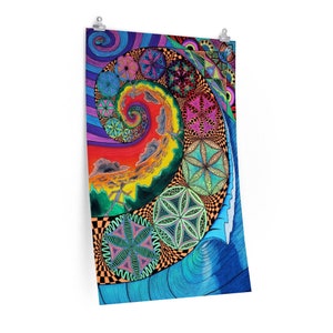Könnte beinhalten: Ein farbenfroher psychedelischer Kunstdruck mit einem Spiraldesign mit geometrischen Formen und Mustern. Der Druck enthält eine blaue Welle, grüne und orangefarbene geometrische Formen und einen roten und gelben Himmel.