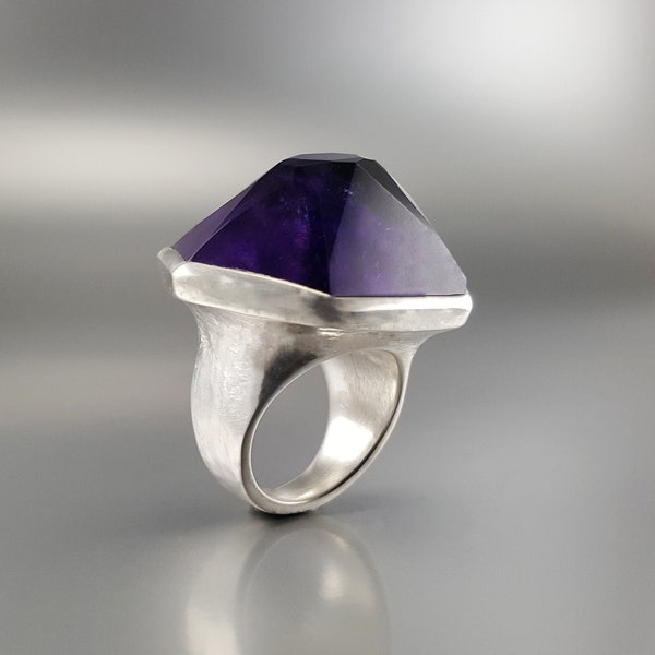 Amethyst Ring mit Silber The Rock Ein Ausdruck von Schoenheit und Individualitaet. Einzelstueck aus Mutter Natur