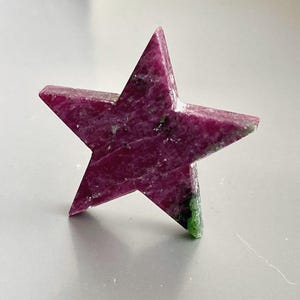 Sternanhänger Rubin in Zoisite mit Halskette einzigartiges Geschenk für sie oder ihn natürlichen grünr rot gemischter Edelstein Anyolite