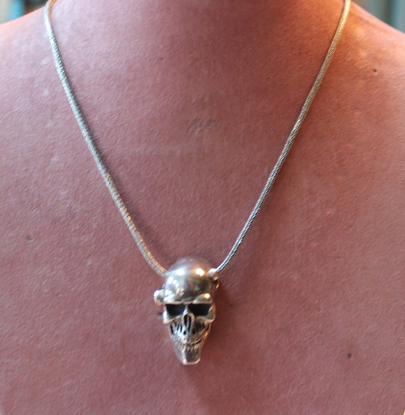 Broken Skull Necklace - Gothic Punk Skull Pendant For Men & Women, Halloween & Costume Accessory