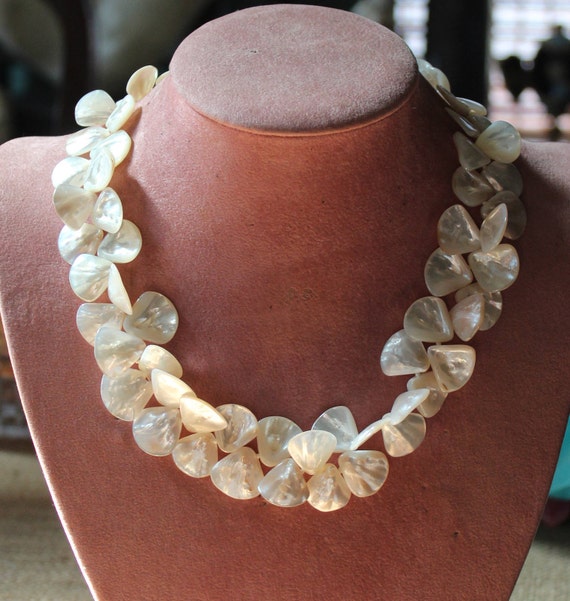 Mother of Pearl Petal Necklace/Pearl Necklace/Flor