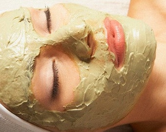 Könnte beinhalten: Eine Person mit einer grünen Gesichtsmaske auf dem Gesicht. Die Maske ist dick und strukturiert. Die Augen der Person sind geschlossen und die Lippen leicht geöffnet.