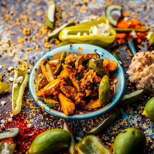 Hemgjord indisk pickle (Achar), blandade grönsaker och kryddor