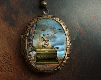 Peut inclure: Un pendentif de médaillon en or avec une machine à écrire vintage et des papillons à l'intérieur. Le médaillon a un fond de ciel bleu et blanc avec un arbre sur le côté gauche.