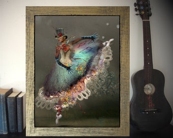 Puede incluir: Una mujer con un sombrero de copa y un vestido azul y verde con estampado floral está bailando. Lleva guantes azules y zapatos blancos. El fondo es gris oscuro con una textura gris claro.