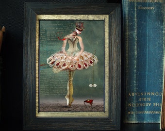 Puede incluir: Una impresión artística enmarcada que presenta una bailarina caprichosa con un sombrero de copa y una falda fluida. La bailarina está de pie sobre una pierna con una cadena y dos orbes blancos colgando de su otra mano. El fondo es de color verde texturizado con una superposición de texto.