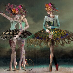Puede incluir: Dos figuras en trajes de bailarina con tocados florales y detalles intrincados. Una figura sostiene una copa de vino, mientras que la otra est&aacute; atada a una cuerda. Las figuras est&aacute;n posadas sobre un fondo verde oscuro.
