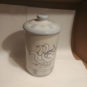 Louisville Stoneware Gaggle of Geese 6-1/2&quot; Cannister, 8-1/4&quot; To Top of Lid. Nice Undamaged Condition. Lid Hard to Find. INV#1558