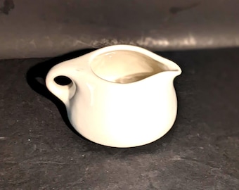 MCM Russel Wright IR0QUOIS CASUAL witte melkkannetje voor het hele gezin (5,7 cm). INV#1752C