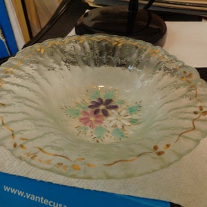 Ambachtelijke kom uit de jaren 60, kunststof. Herinner je je deze nog?  Smelt plastic vel over mal, met handgeschilderde bloemen erin.  Toegepaste gouden rand.