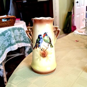 Vaso de cerâmica checo pré-Segunda Guerra Mundial, 14 cm (5-1/2"), com pássaros pintados à mão. Sem danos. Leve desgaste na borda. INV#1789B