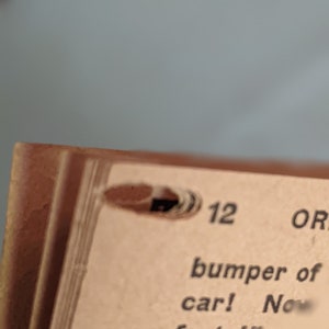Pode incluir: Close-up de uma p&aacute;gina de um livro com o n&uacute;mero 12 e o texto "bumper of car! Now facts!"