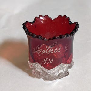 1910年製 ルビー装飾の記念品 2-1/4インチ ルビー装飾のつまようじ立て、「MOTHER」の刻印入り。INV#1002