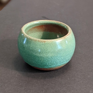 Ciotola in ceramica Sioux di Pine Ridge, smalto turchese, firmata E. Woody