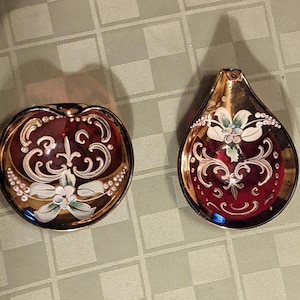 Platos pequeños vintage de cristal rubí para baratijas, esmaltados a mano. Sin daños, con gráficos de colores vibrantes. Número de inventario: 1825