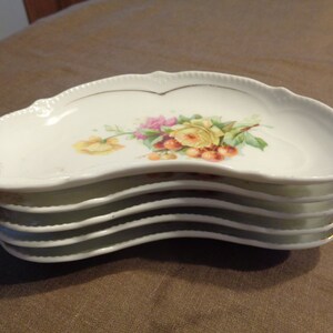 Vijf 6-inch porseleinen borden van been, met de hand beschilderde kruisbessen en bloemen. Met de hand aangebrachte gouden rand. In goede onbeschadigde staat, allemaal. INV#0439