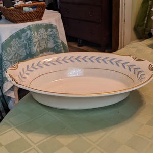 1946-67 Syracuse Old Ivory Sherwood 10-1/8" X 7-5/8" X 2-1/4" Oval Serving Bowl. Undamaged, Strong Gold Rim and Verge Line. INV#1716E