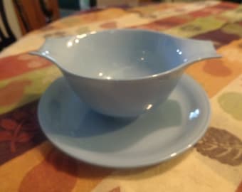 Mid-Century (1955) Homer Laughlin 7-1/4" Skytone Blue Gravy Boat With Attached Underplate, Nice Undamaged Condition. INV#0689